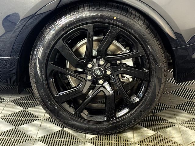 Certified 2025 Land Rover Discovery Dynamic SE image 13