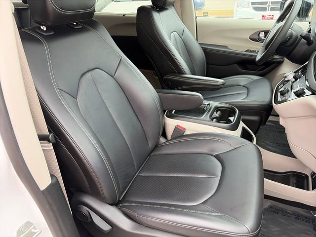 Used 2024 Chrysler Pacifica Touring-L FWD image 37