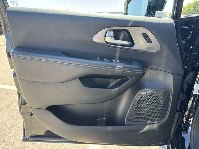 Used 2025 Chrysler Pacifica Select FWD image 21