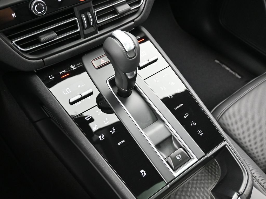 Certified 2026 Porsche Macan AWD/4WD image 21