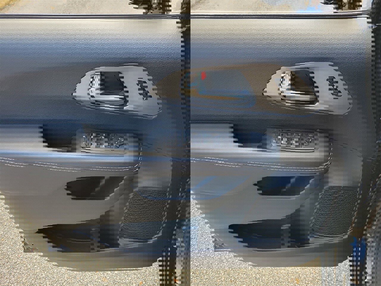 Used 2025 Chrysler Pacifica Select image 10