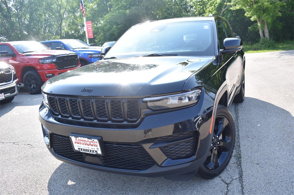 Used 2023 Jeep Grand Cherokee Altitude image 12