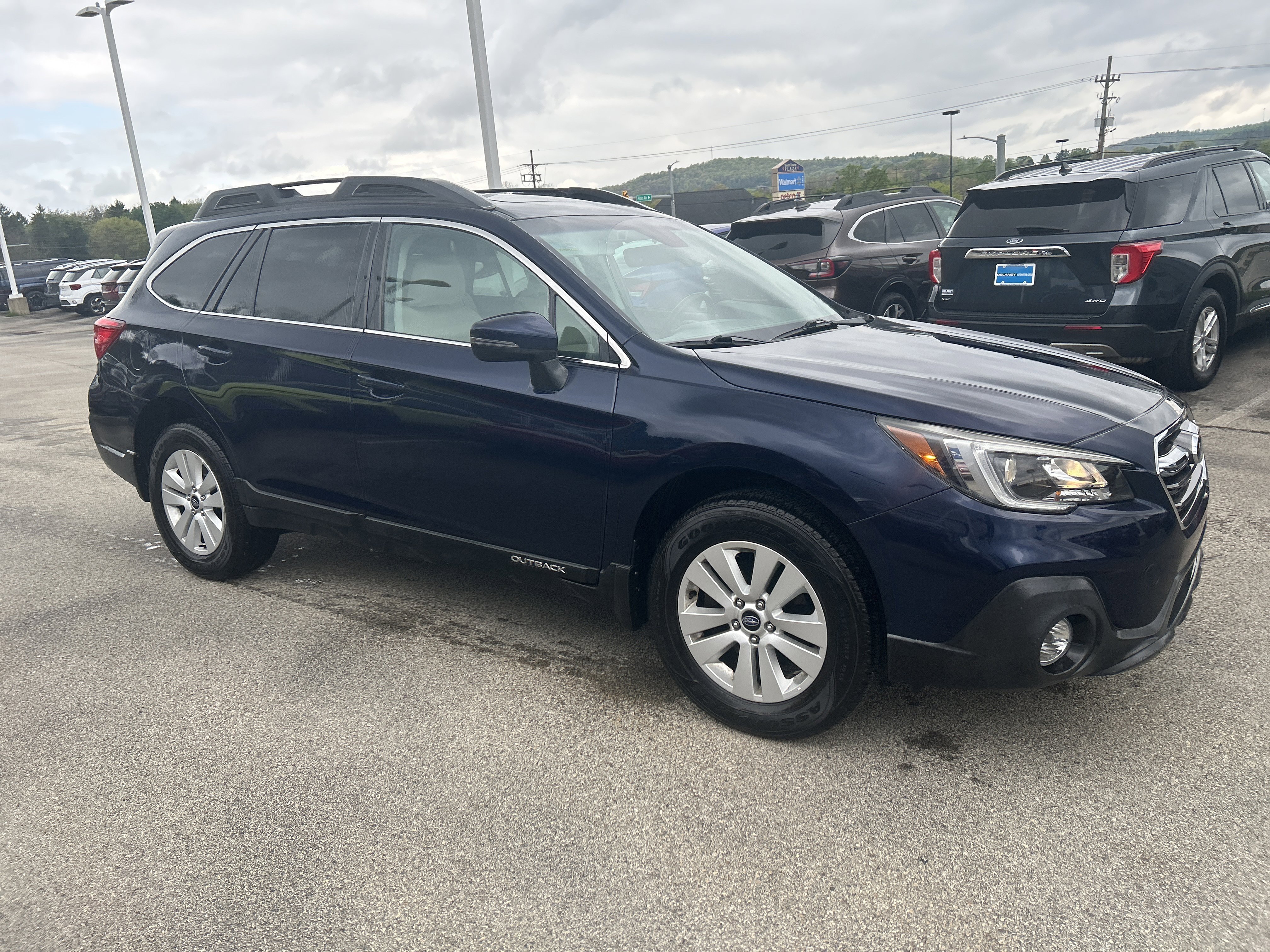 Used 2018 Subaru Outback 2.5i Premium AWD/4WD image 3