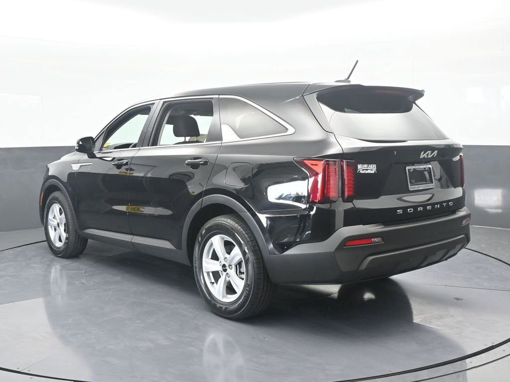 Used 2022 Kia Sorento LX image 4