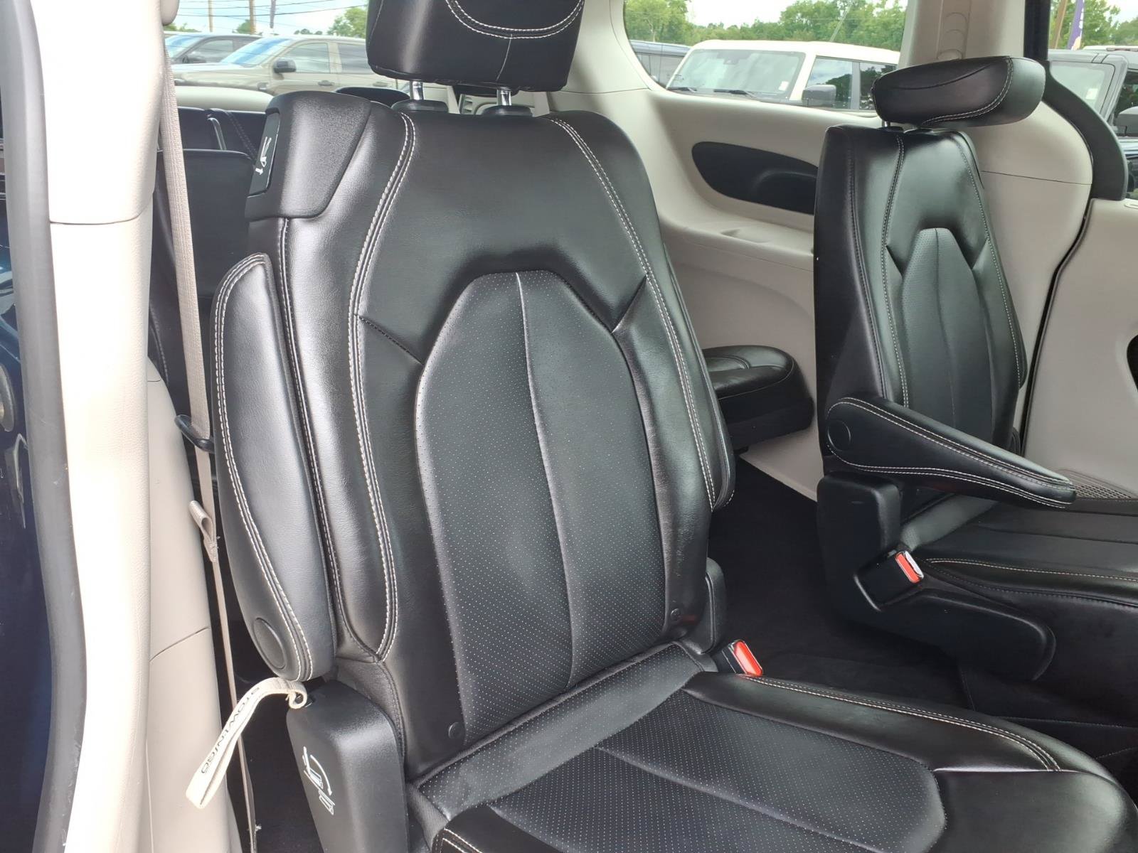 Used 2023 Chrysler Pacifica Touring-L FWD image 9