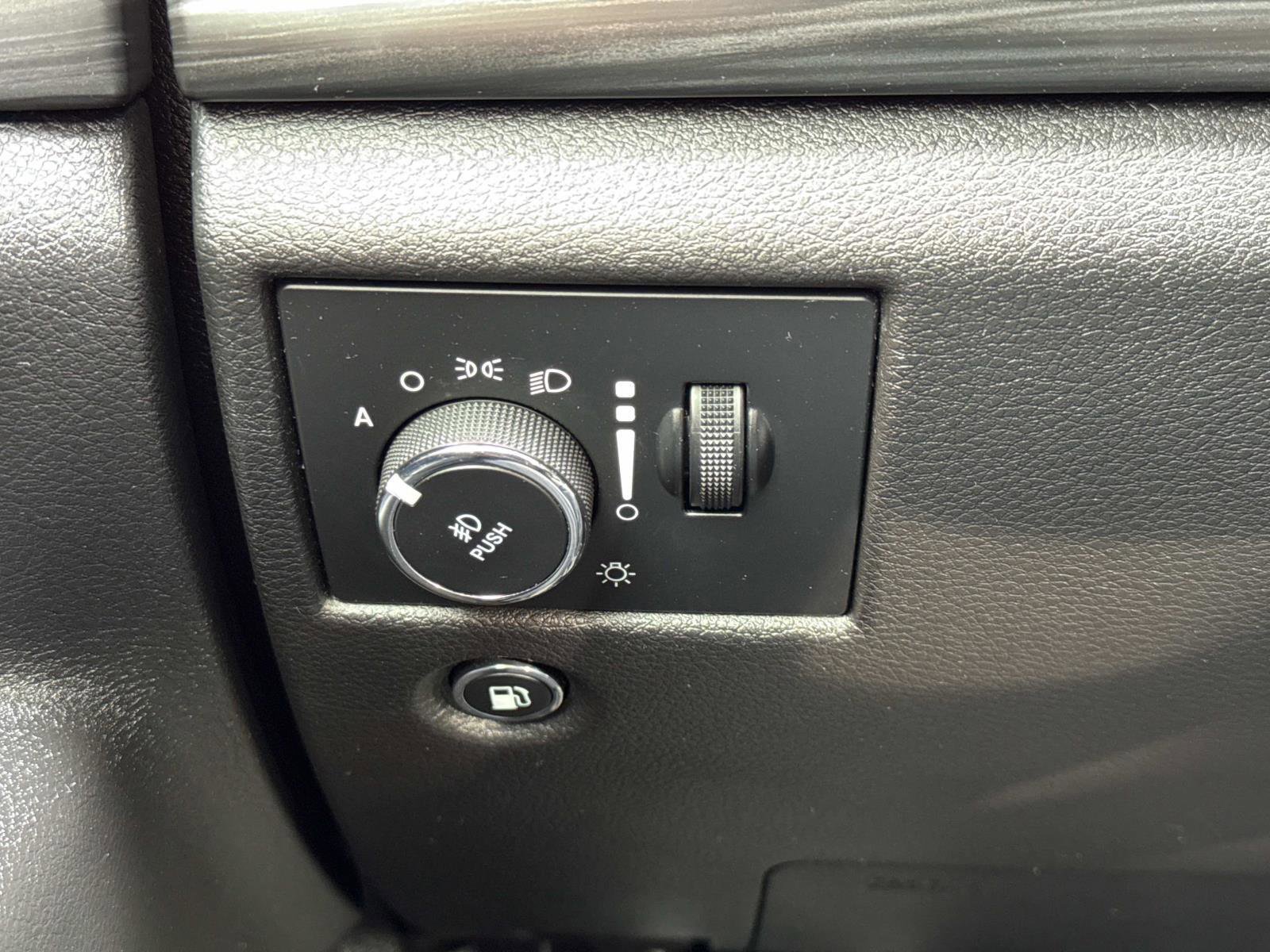 Used 2019 Jeep Grand Cherokee Altitude image 12