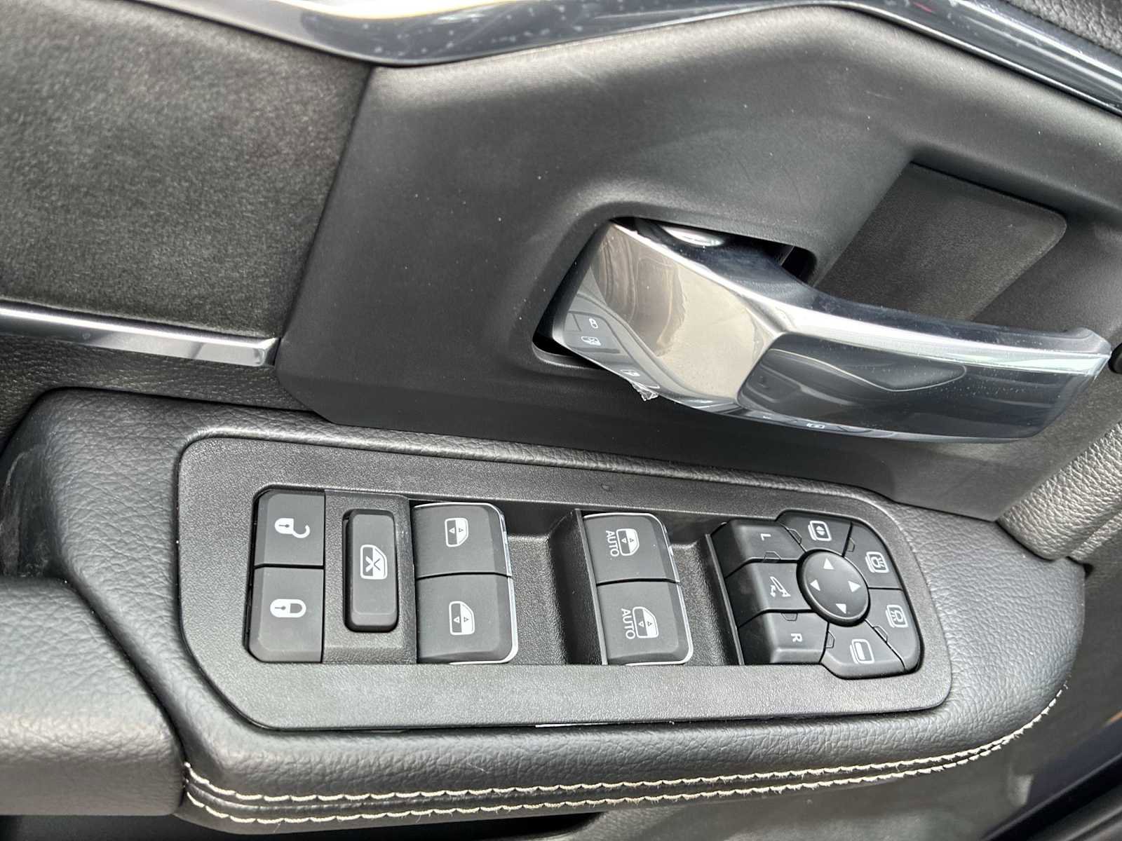 New 2026 RAM 3500 Laramie AWD/4WD image 15