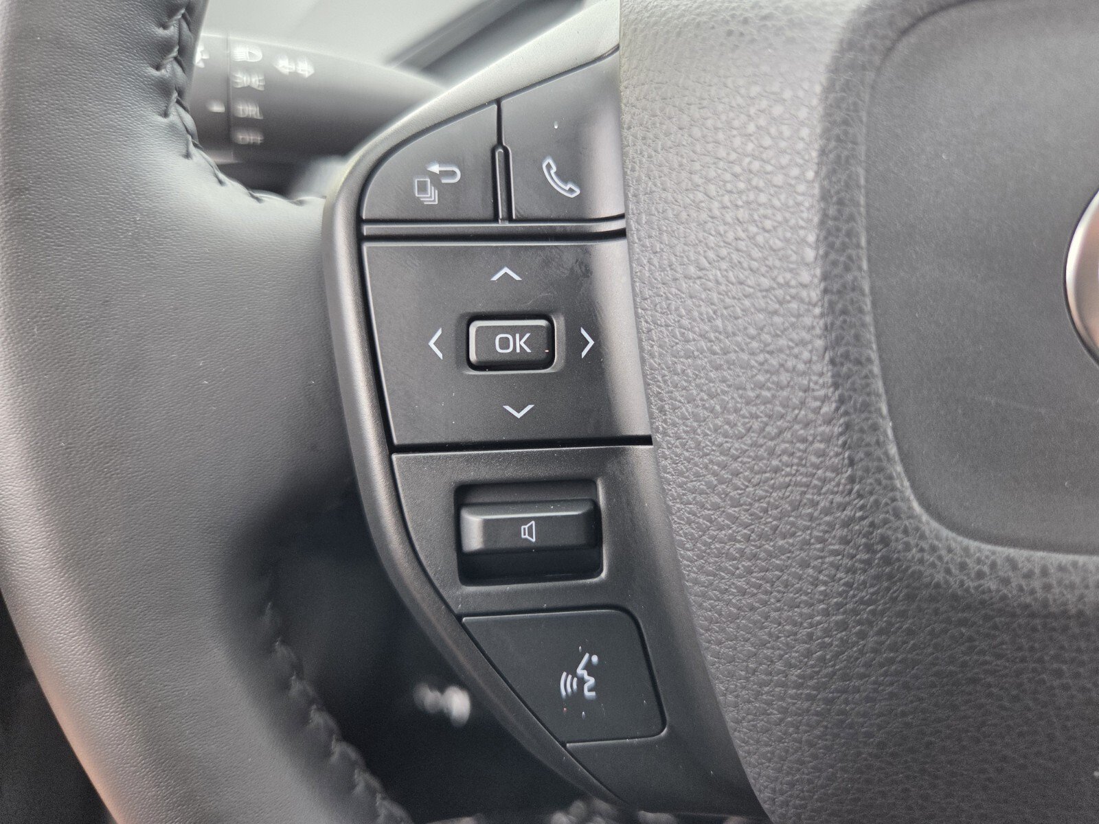 Used 2024 Toyota Prius LE FWD image 25
