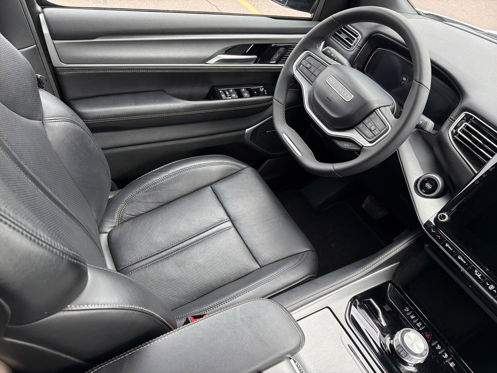 Used 2025 Jeep Wagoneer L Series III AWD/4WD image 9