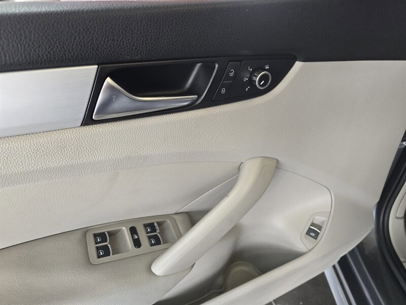 Used 2013 Volkswagen Passat TDI SE FWD image 17
