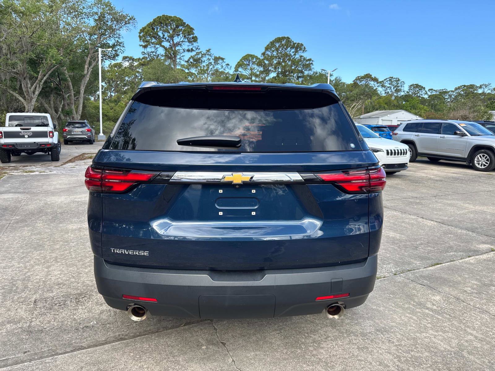 Used 2023 Chevrolet Traverse LS image 4
