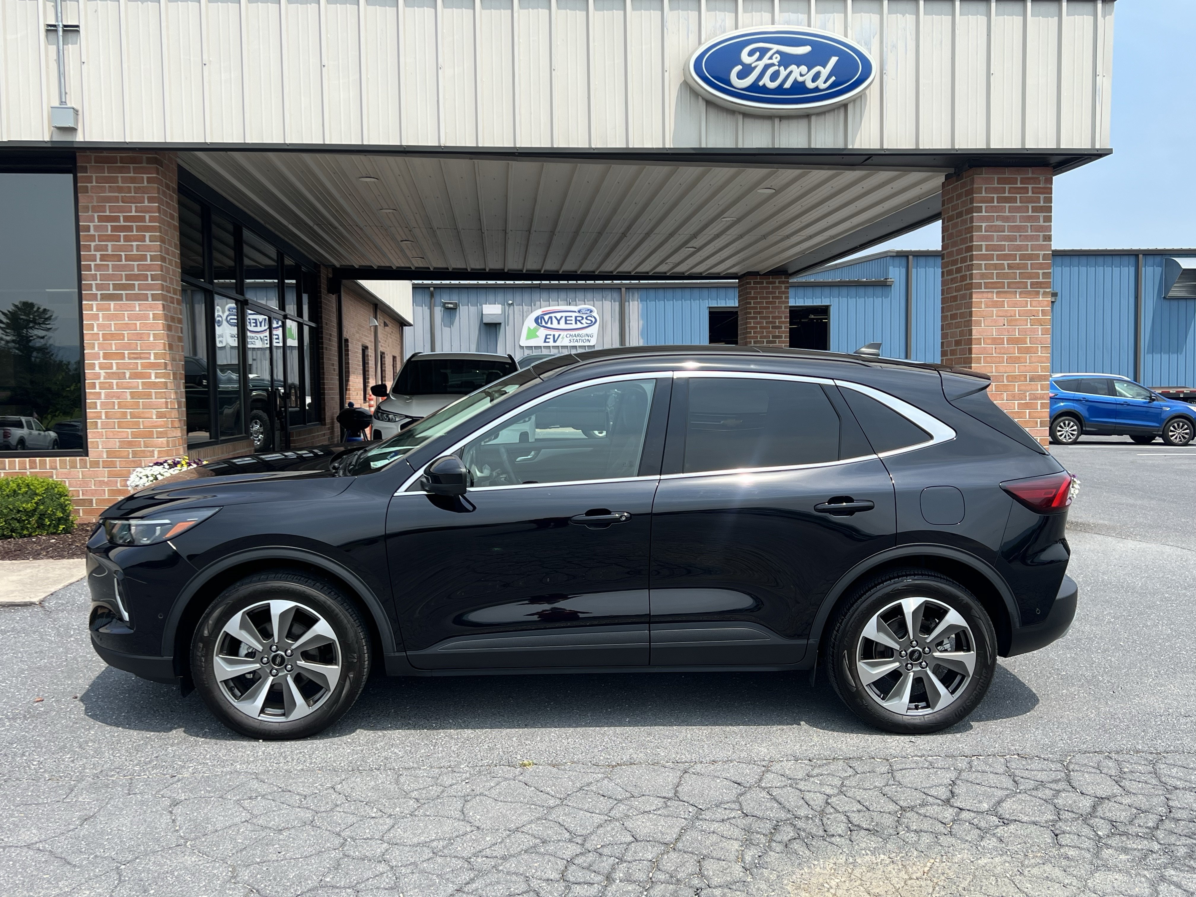 Used 2023 Ford Escape Platinum w/ Premium Technology Package AWD/4WD image 1
