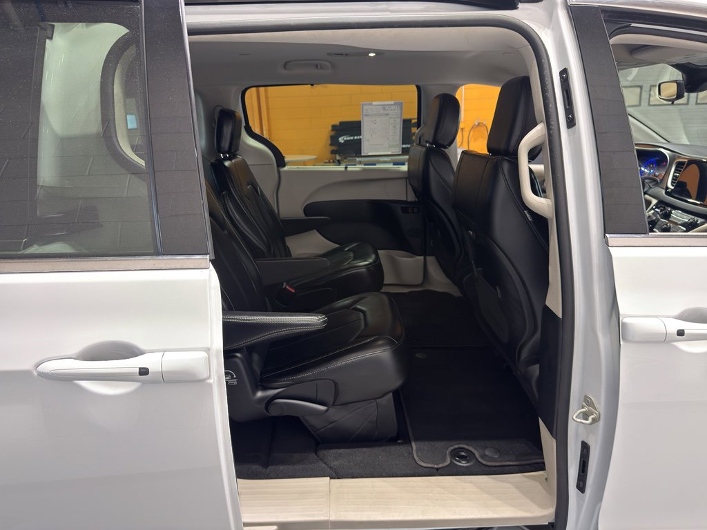 Used 2024 Chrysler Pacifica Touring-L image 19