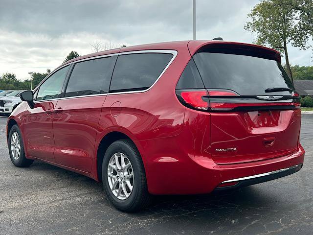 New 2026 Chrysler Pacifica Select image 4