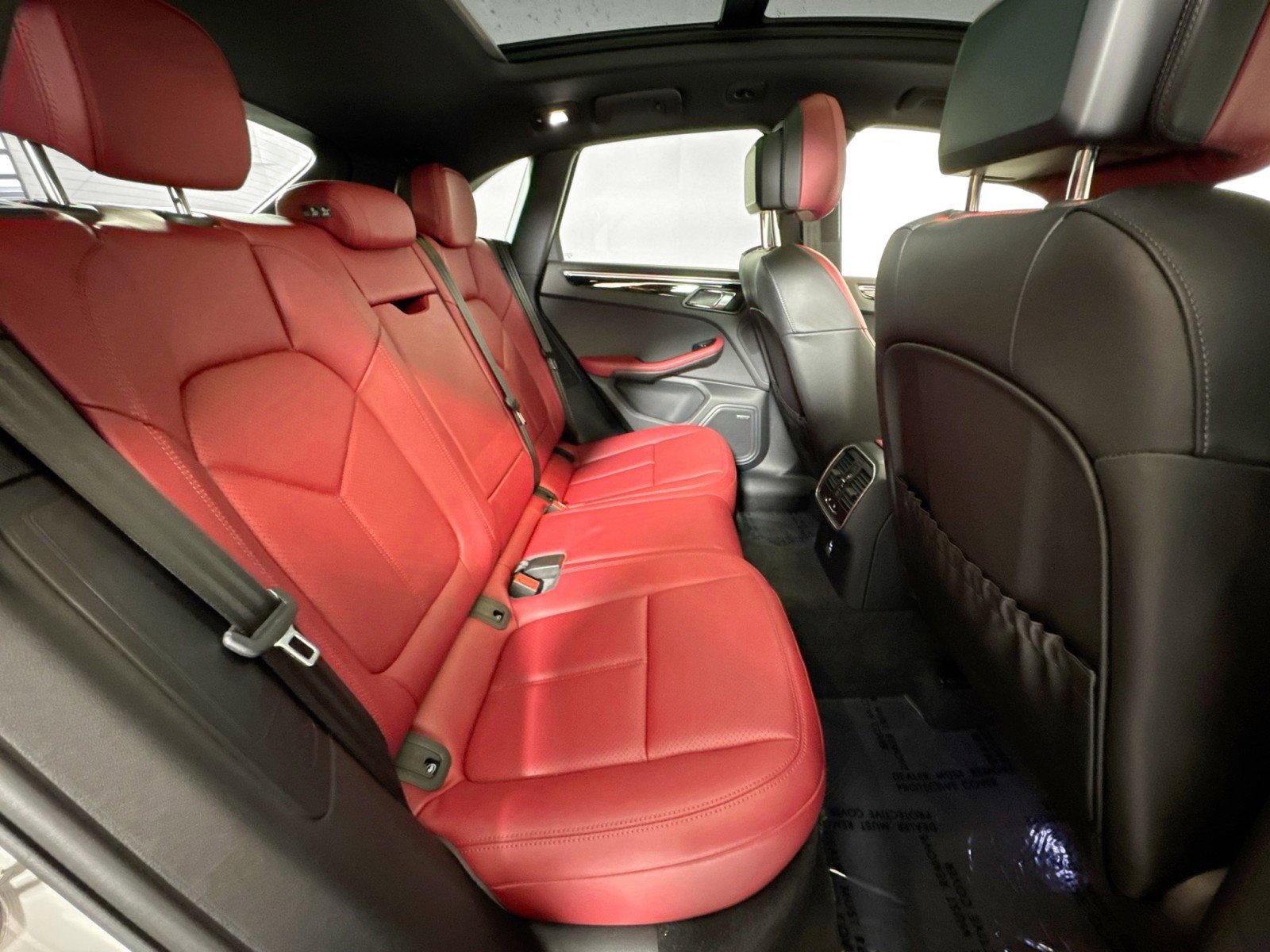 Certified 2025 Porsche Macan AWD/4WD image 24