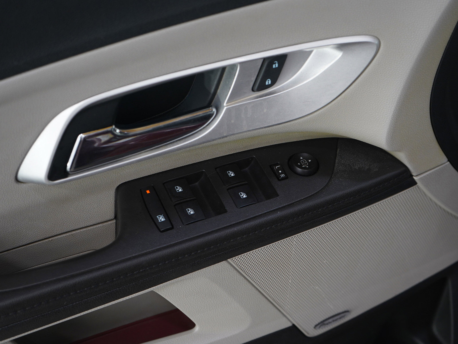 Used 2016 Chevrolet Equinox LTZ w/ Enhanced Convenience Package image 24