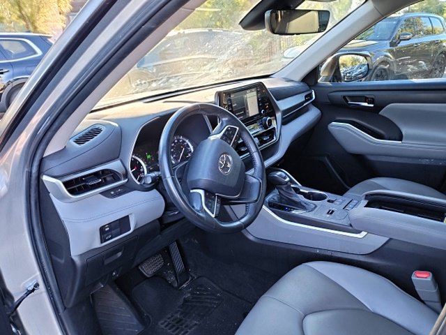 Used 2022 Toyota Highlander XLE FWD image 18