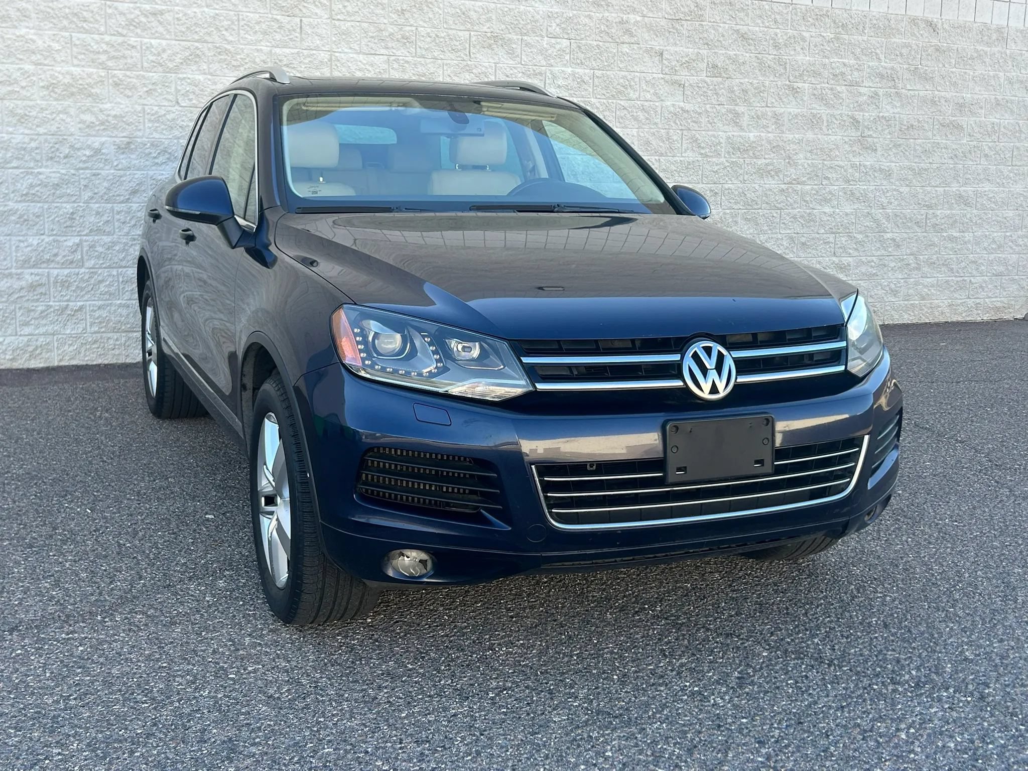 Used 2013 Volkswagen Touareg TDI AWD/4WD image 3