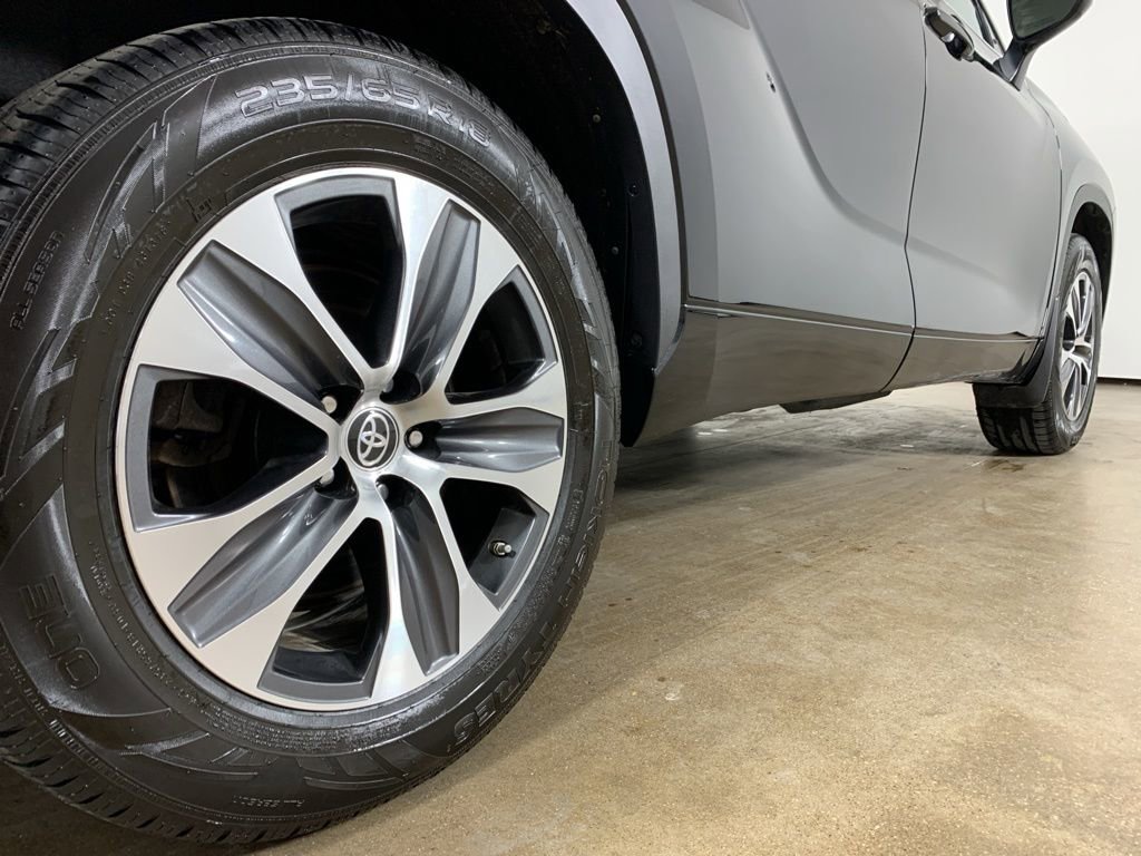 Used 2023 Toyota Highlander XLE image 9