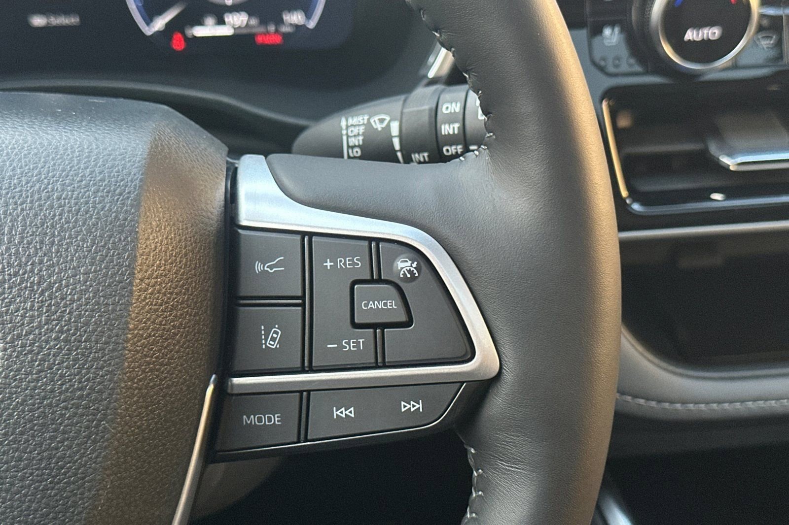 Used 2024 Toyota Highlander Limited image 29