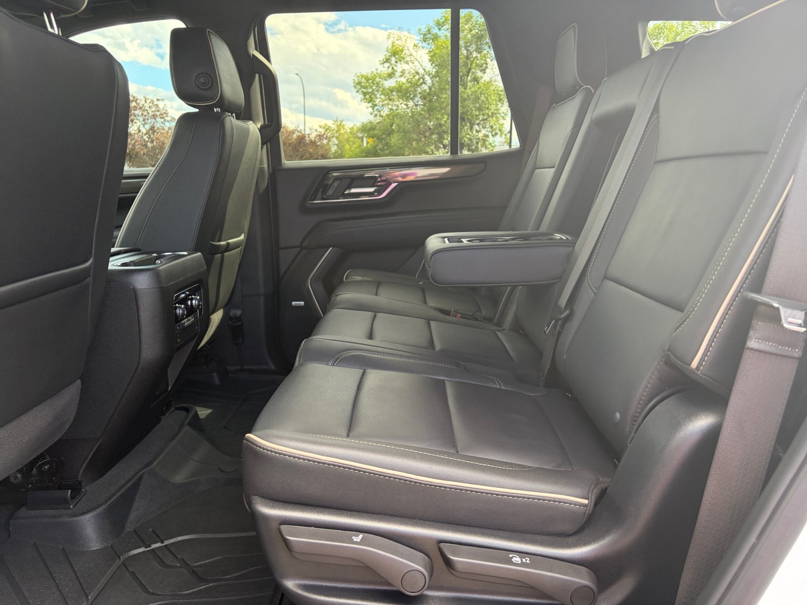 Used 2025 GMC Yukon Elevation AWD/4WD image 17