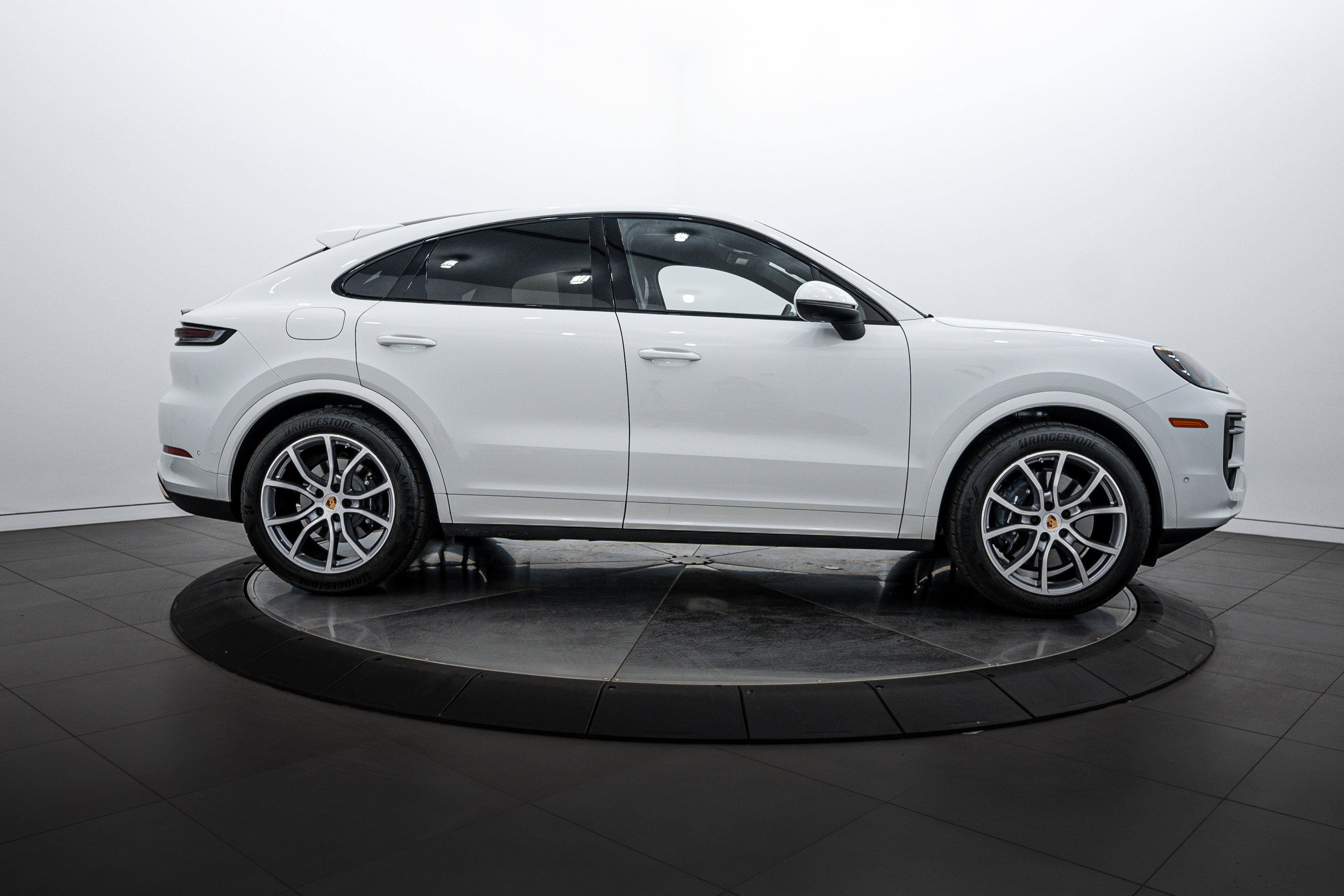 Certified 2025 Porsche Cayenne Coupe image 8