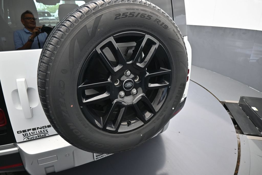 Used 2025 Land Rover Defender 110 S AWD/4WD image 52