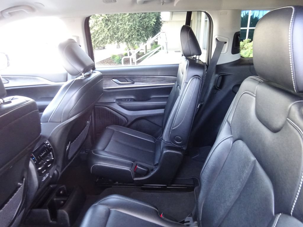 Used 2023 Jeep Grand Cherokee L Limited AWD/4WD image 19