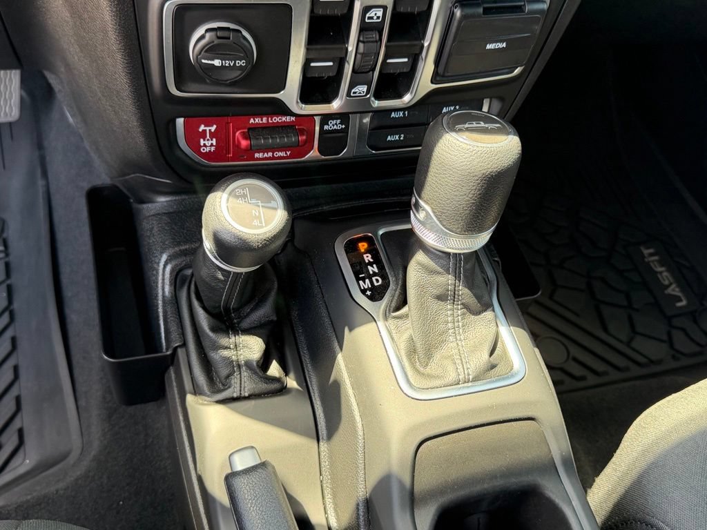 Used 2025 Jeep Gladiator Mojave w/ Convenience Group AWD/4WD image 24