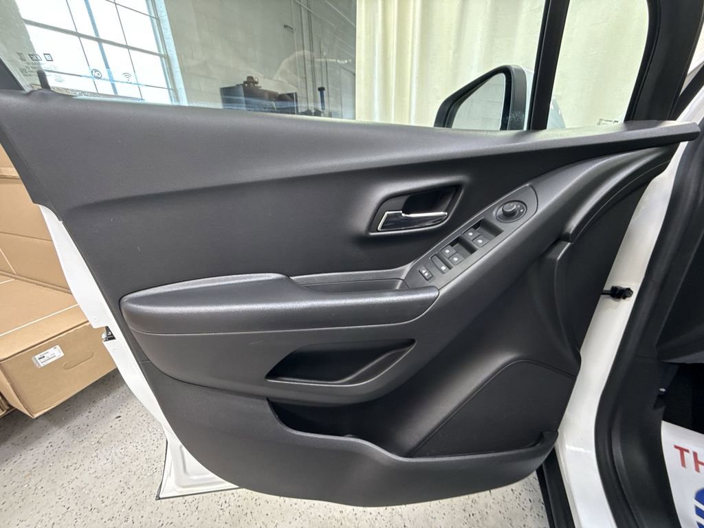 Certified 2022 Chevrolet Trax LT w/ LT Convenience Package image 31