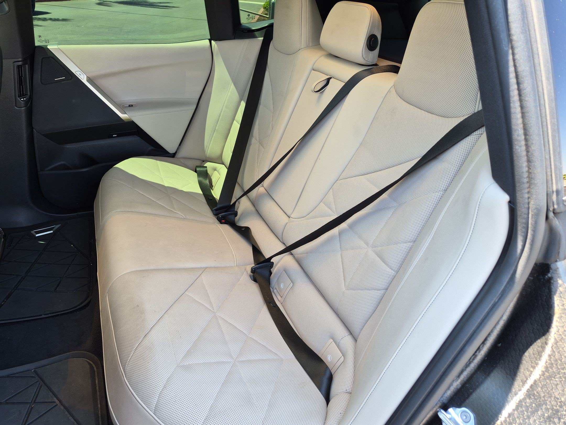 Used 2024 BMW iX xDrive50 w/ Premium Package AWD/4WD image 30