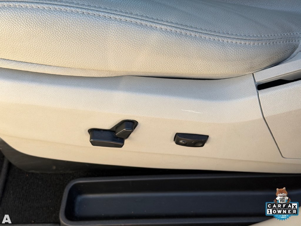 Used 2014 Chrysler Town & Country Touring FWD image 16