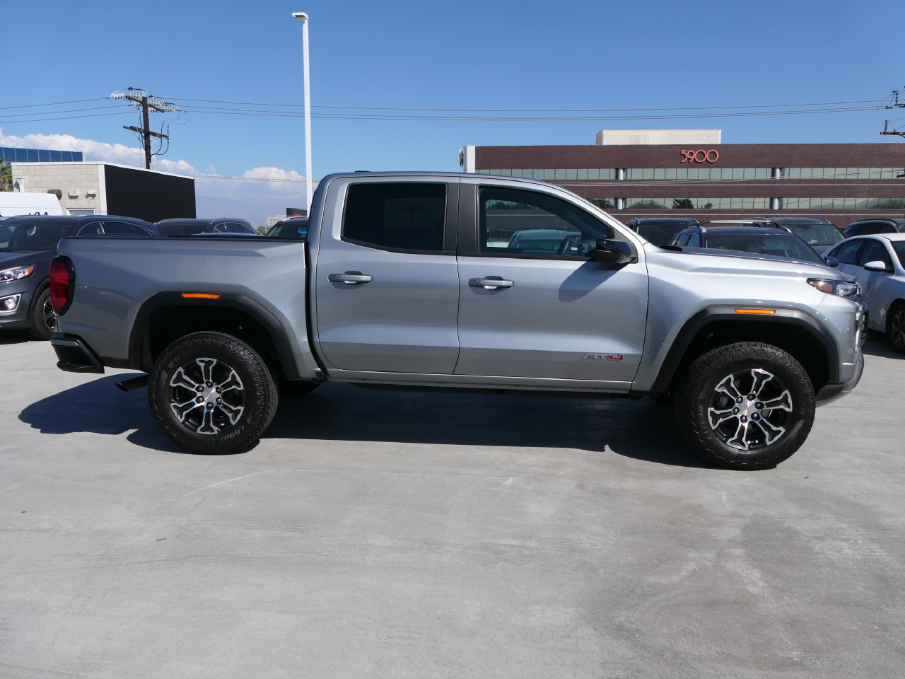 Used 2025 GMC Canyon AT4 w/ AT4 Premium Package AWD/4WD image 2