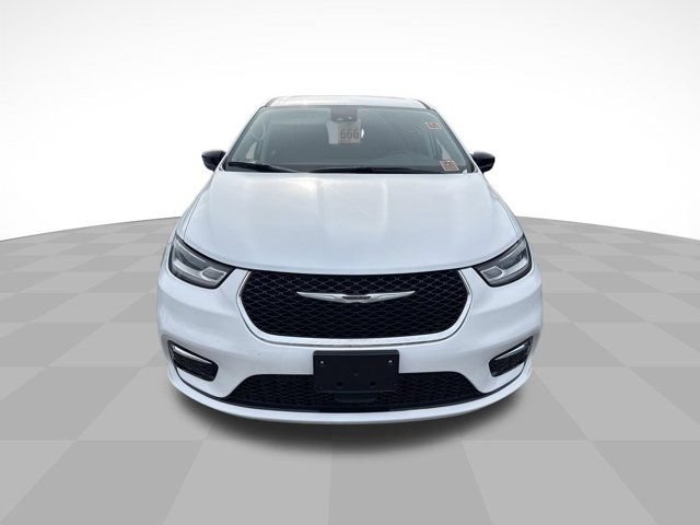 Used 2024 Chrysler Pacifica Limited FWD image 2
