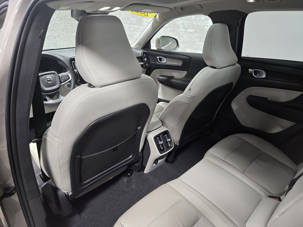 Used 2024 Volvo XC40 B5 Plus image 34