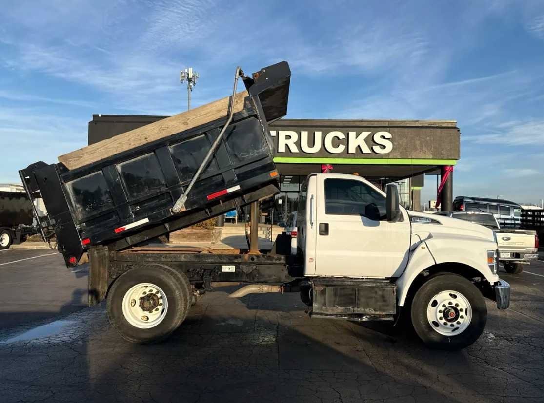 Used 2017 Ford F750 2WD Regular Cab Super Duty image 1