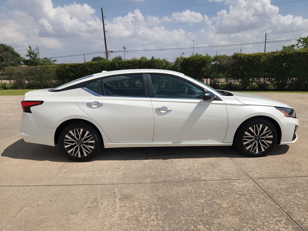 Used 2025 Nissan Altima 2.5 SV FWD image 4