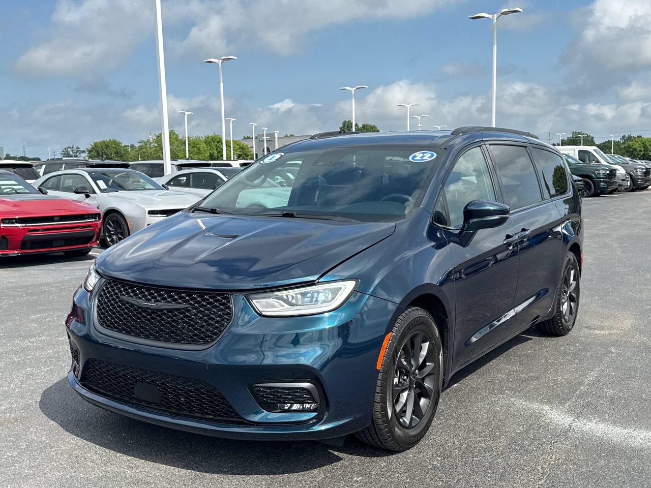 Used 2022 Chrysler Pacifica Touring-L w/ S Appearance Package FWD image 7