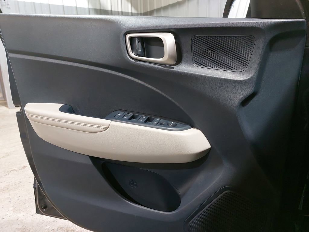 Used 2022 Hyundai Venue Limited FWD image 26