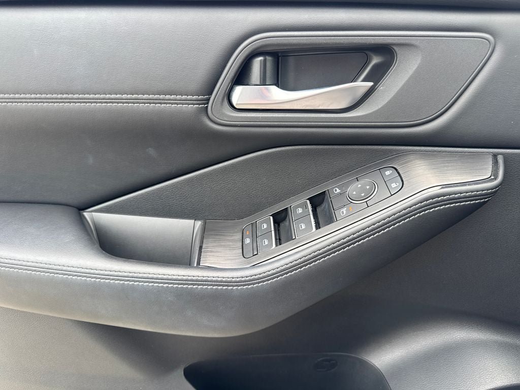 Used 2025 Nissan Rogue SL FWD image 17