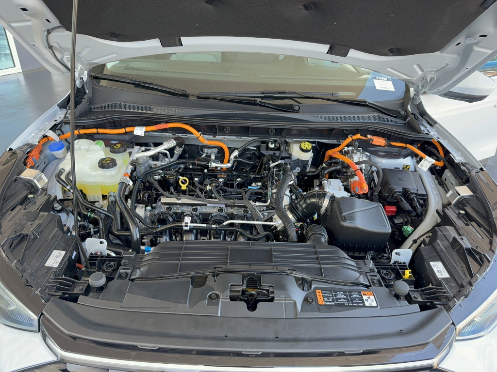 Certified 2025 Ford Escape SE w/ PHEV Premium Package FWD image 35