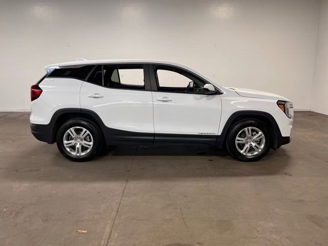 Used 2024 GMC Terrain SLE image 2