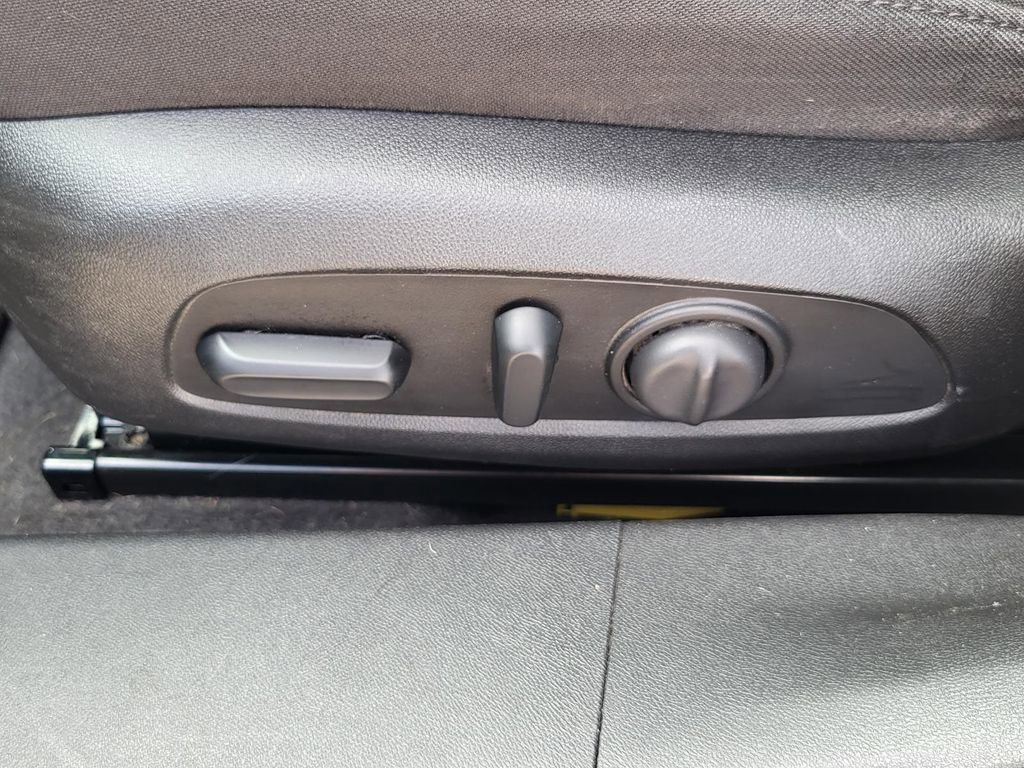 Used 2018 Chevrolet Malibu LT image 17