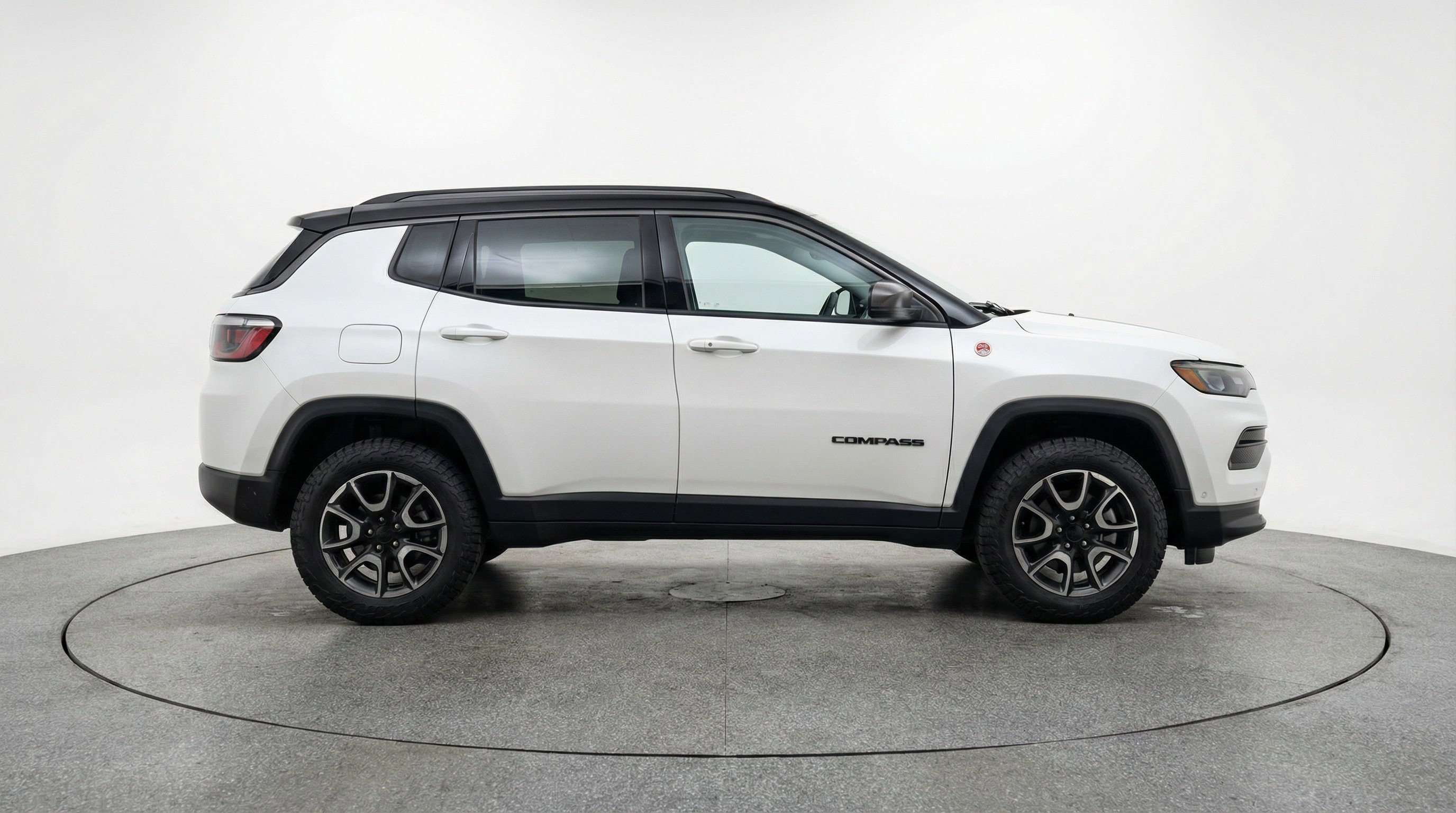 Used 2025 Jeep Compass Trailhawk AWD/4WD image 11