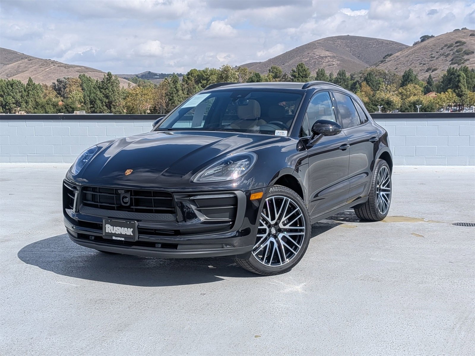 Certified 2025 Porsche Macan image 1