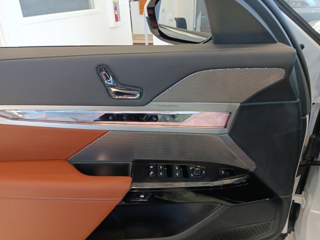 New 2026 BMW 750e xDrive image 14