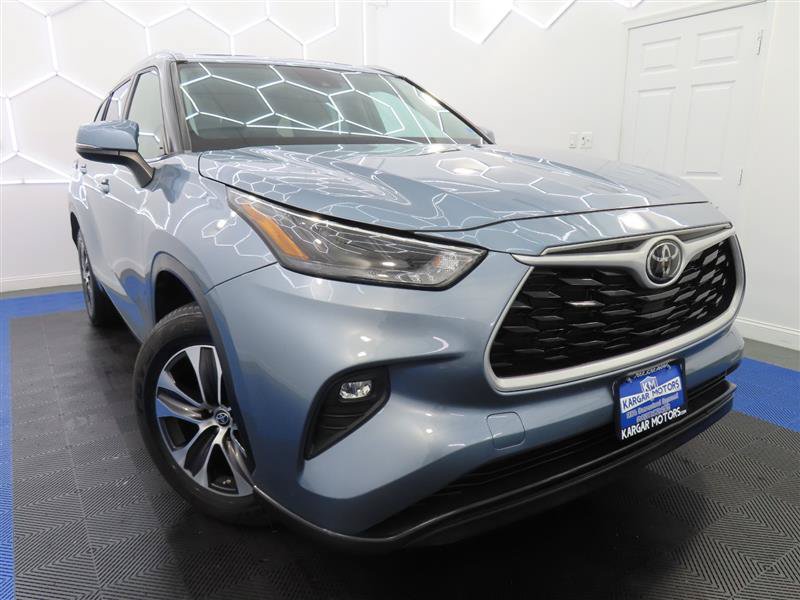 Used 2023 Toyota Highlander XLE FWD image 2