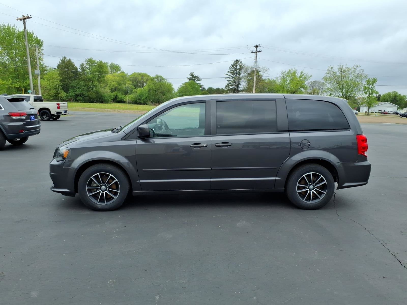 Used 2017 Dodge Grand Caravan SXT w/ Driver Convenience Group FWD image 2