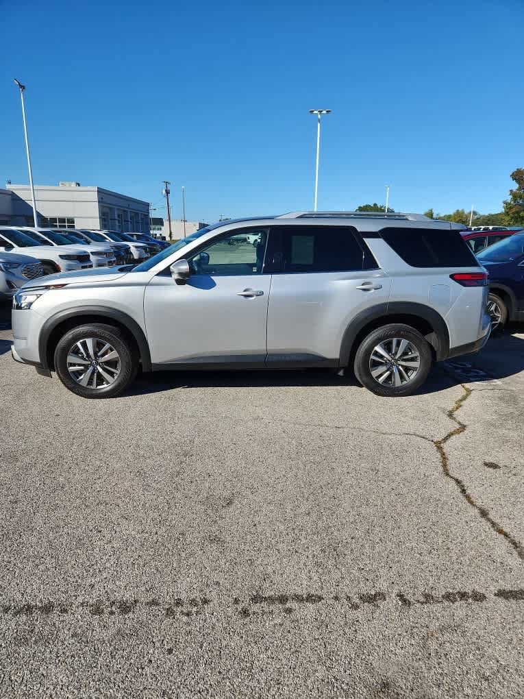 Used 2025 Nissan Pathfinder SL AWD/4WD image 13