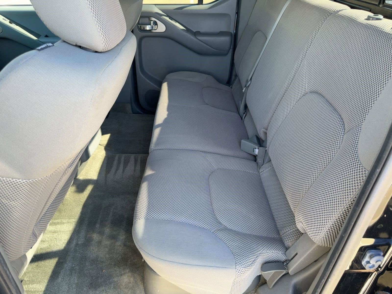 Used 2014 Nissan Frontier SV image 15